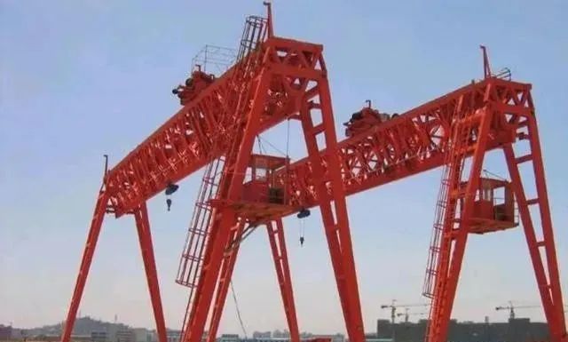 為了面子拒絕中國造，結果龍門吊被大風吹倒，7億美元戰(zhàn)艦被砸